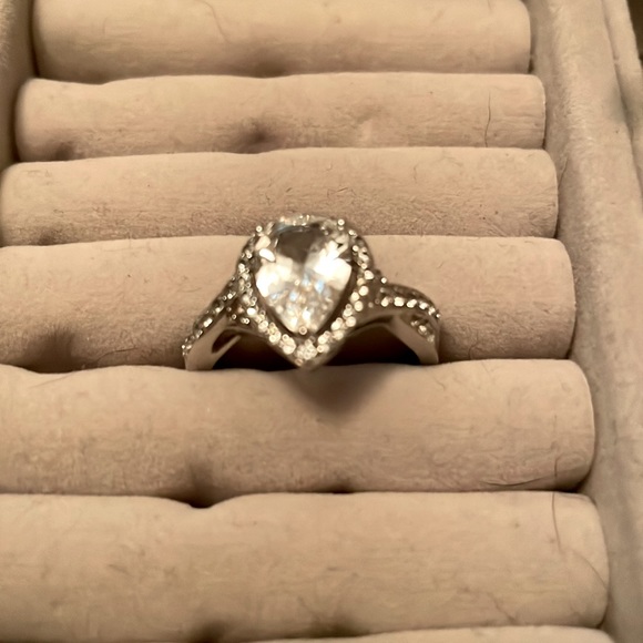 Pear shaped ring - Picture 1 of 1